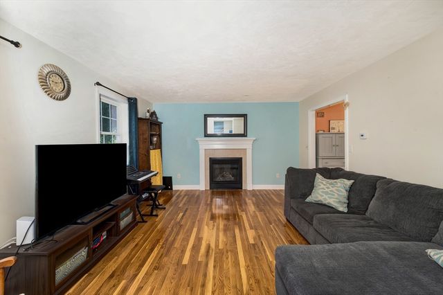 289 Weymouth St, Holbrook, MA 02343