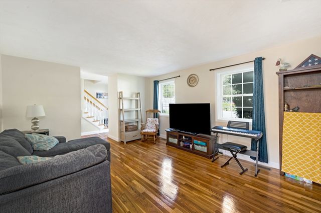 289 Weymouth St, Holbrook, MA 02343