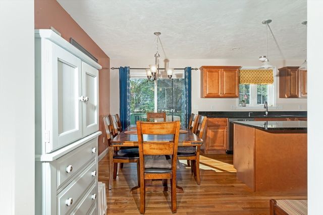 289 Weymouth St, Holbrook, MA 02343