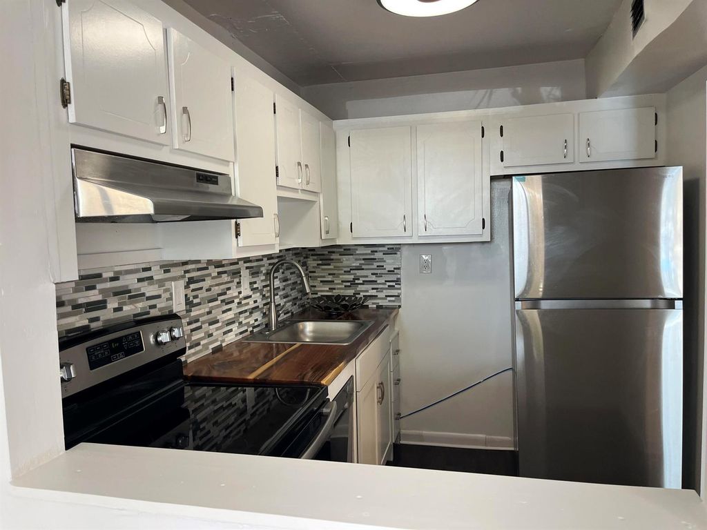 9141 Sunrise Lakes Boulevard 115, Sunrise, FL 33322