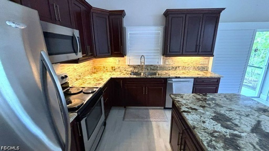 Image 5 of property listing at 2205 SE 18th AVE, Cape Coral, FL 33990