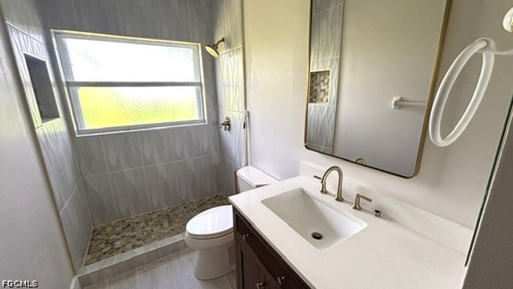 Image 8 of property listing at 2205 SE 18th AVE, Cape Coral, FL 33990