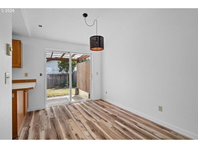 980 Se OAK St, Dundee, OR 97115