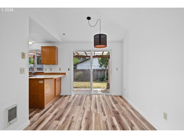 980 Se OAK St, Dundee, OR 97115