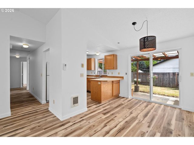 980 Se OAK St, Dundee, OR 97115