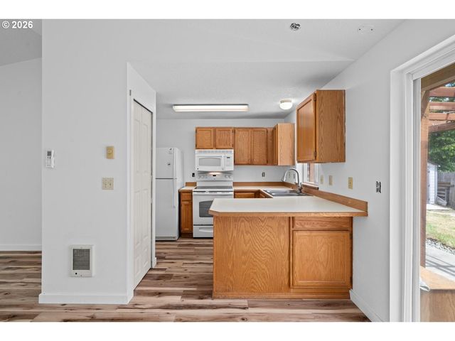980 Se OAK St, Dundee, OR 97115