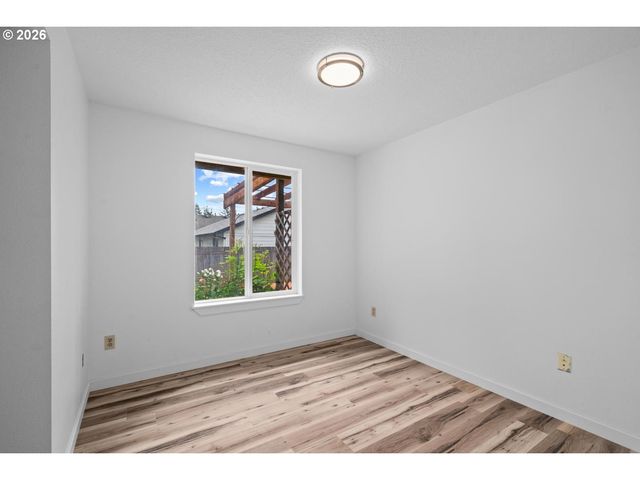 980 Se OAK St, Dundee, OR 97115