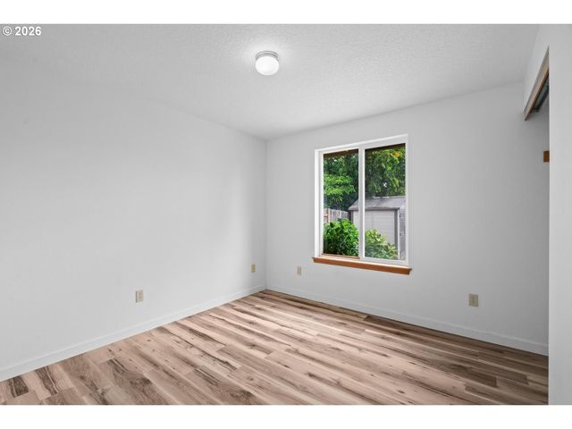 980 Se OAK St, Dundee, OR 97115