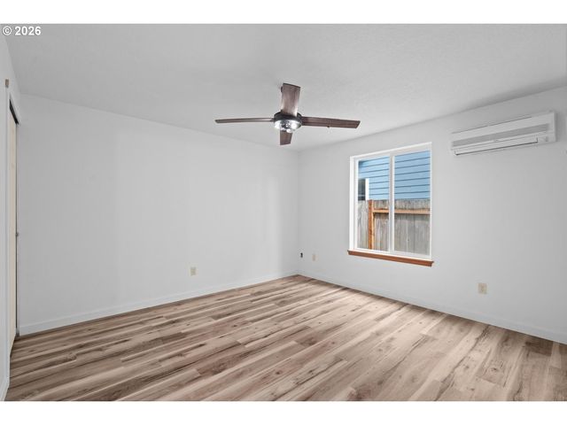 980 Se OAK St, Dundee, OR 97115