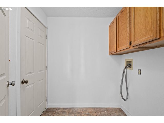 980 Se OAK St, Dundee, OR 97115
