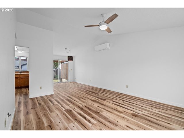 980 Se OAK St, Dundee, OR 97115