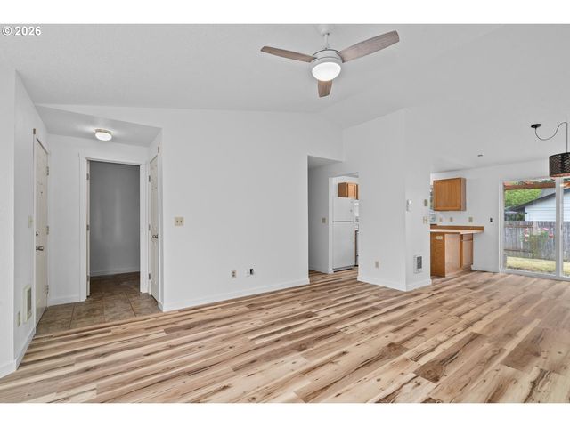 980 Se OAK St, Dundee, OR 97115