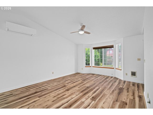 980 Se OAK St, Dundee, OR 97115