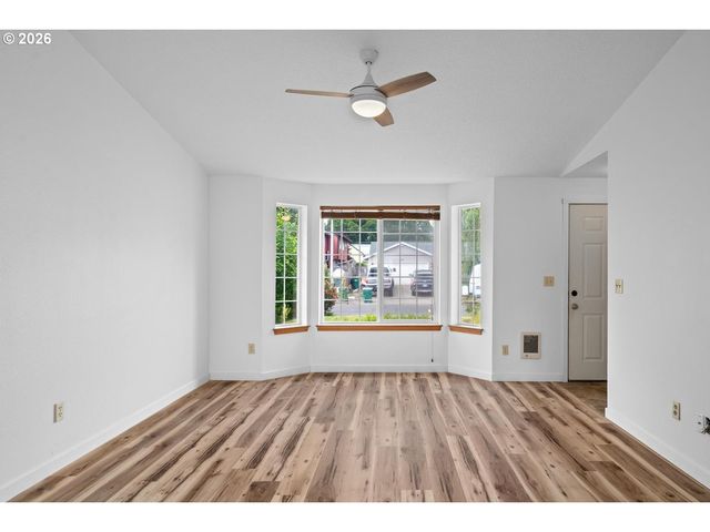 980 Se OAK St, Dundee, OR 97115