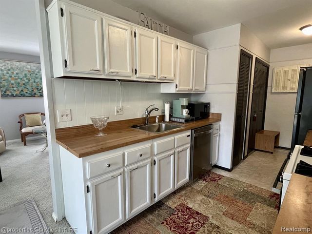 23672 N Rockledge, Novi, MI 48375