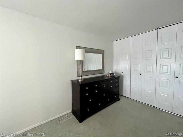 23672 N Rockledge, Novi, MI 48375