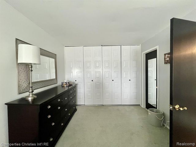 23672 N Rockledge, Novi, MI 48375