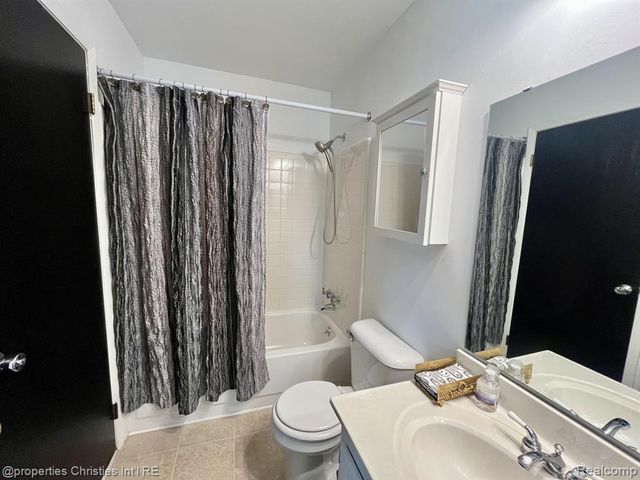 23672 N Rockledge, Novi, MI 48375