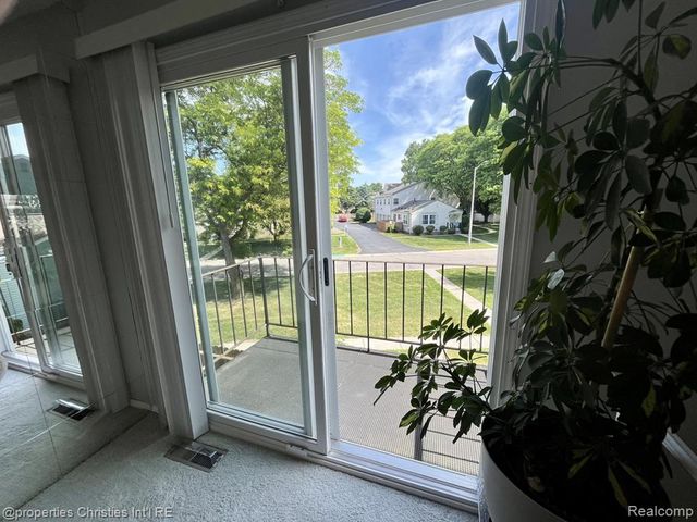 23672 N Rockledge, Novi, MI 48375
