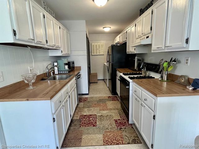 23672 N Rockledge, Novi, MI 48375