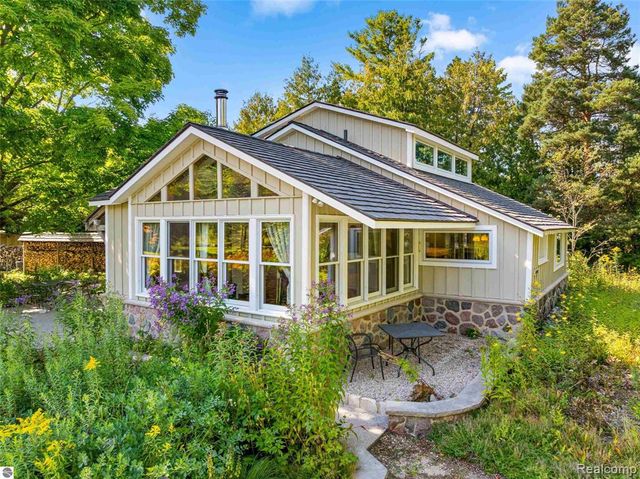 10910 S Shore Road, Suttons Bay, MI 49682