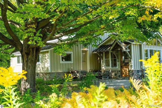 10910 S Shore Road, Suttons Bay, MI 49682