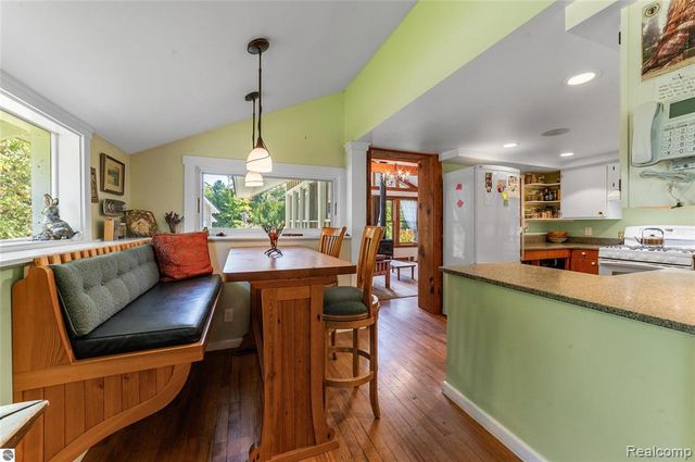 10910 S Shore Road, Suttons Bay, MI 49682