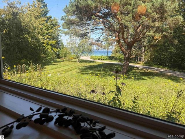 10910 S Shore Road, Suttons Bay, MI 49682