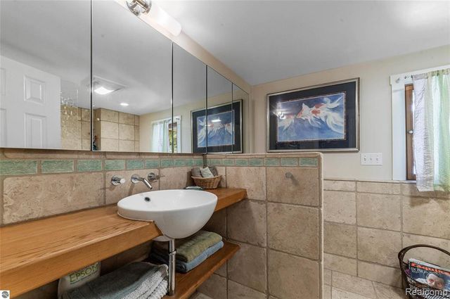 10910 S Shore Road, Suttons Bay, MI 49682