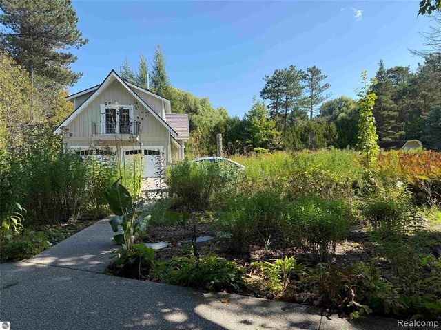 10910 S Shore Road, Suttons Bay, MI 49682