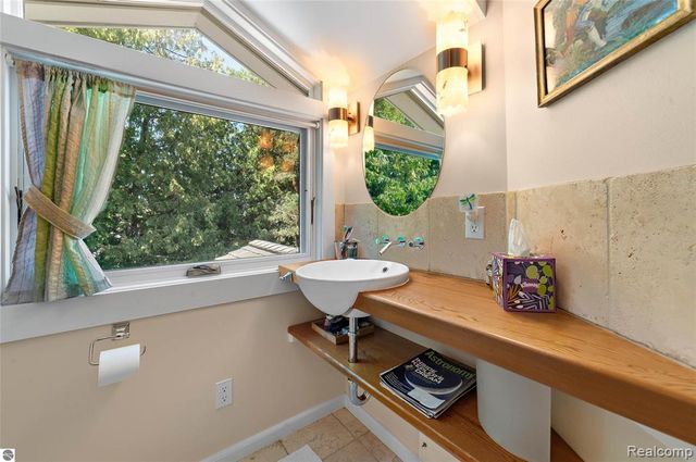 10910 S Shore Road, Suttons Bay, MI 49682