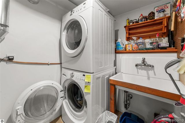 10910 S Shore Road, Suttons Bay, MI 49682