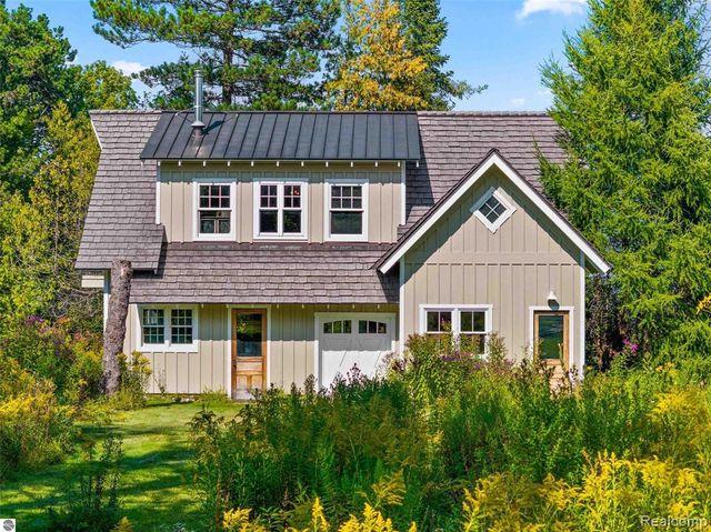 10910 S Shore Road, Suttons Bay, MI 49682