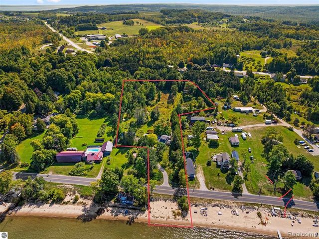 10910 S Shore Road, Suttons Bay, MI 49682