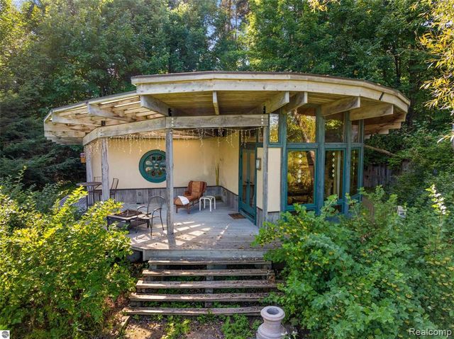 10910 S Shore Road, Suttons Bay, MI 49682