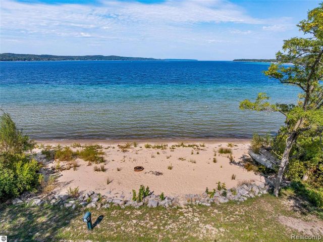 10910 S Shore Road, Suttons Bay, MI 49682