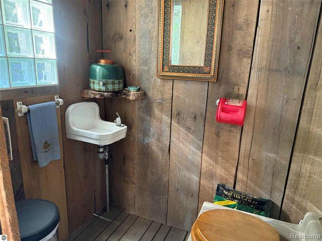 10910 S Shore Road, Suttons Bay, MI 49682