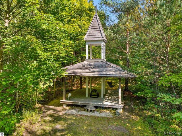 10910 S Shore Road, Suttons Bay, MI 49682