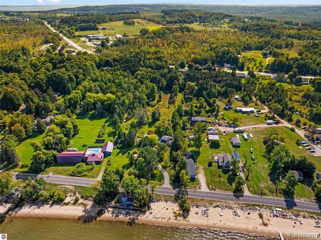10910 S Shore Road, Suttons Bay, MI 49682