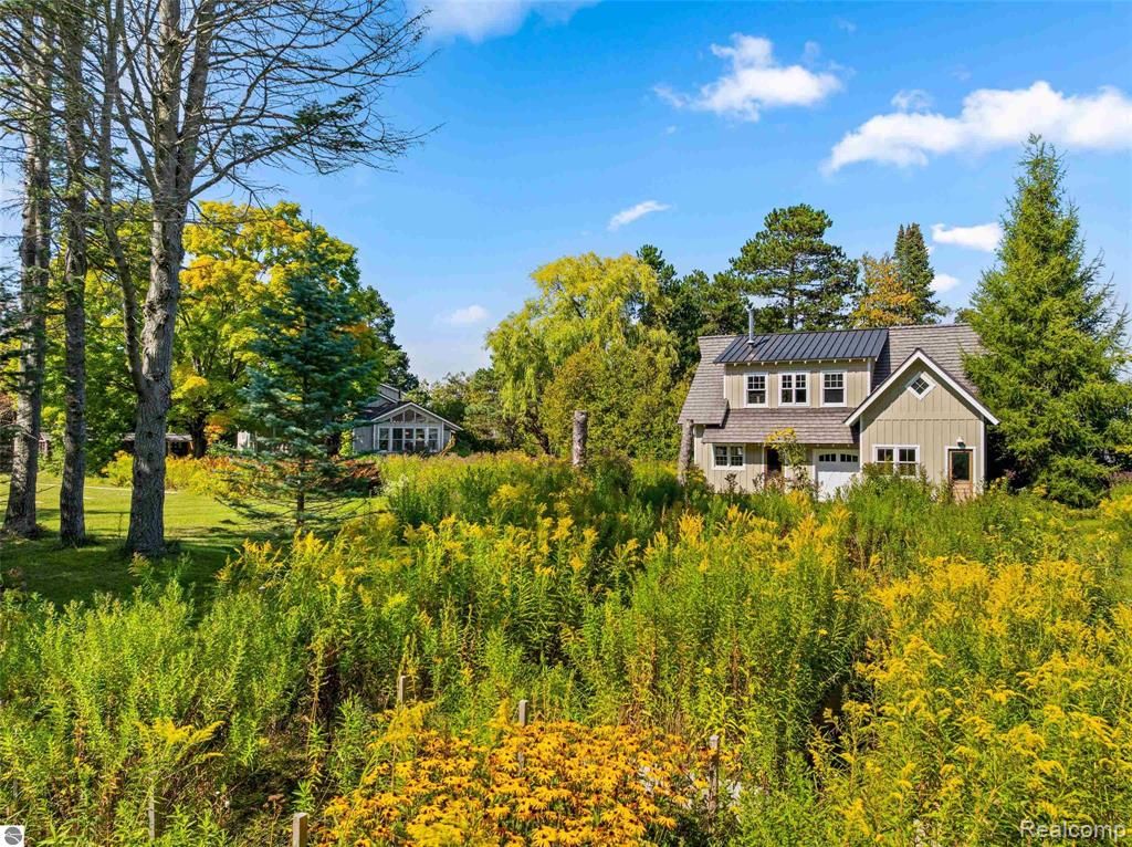 10910 S Shore Road, Suttons Bay, MI 49682