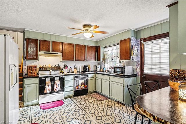 406 E Wellington Lane, Walnut Cove, NC 27052