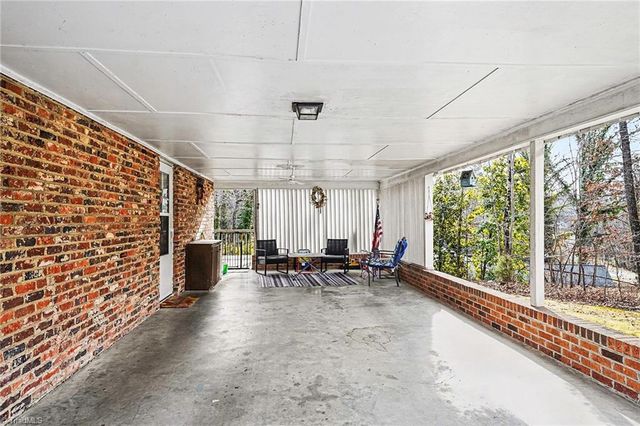 406 E Wellington Lane, Walnut Cove, NC 27052