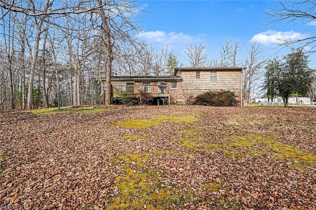 406 E Wellington Lane, Walnut Cove, NC 27052