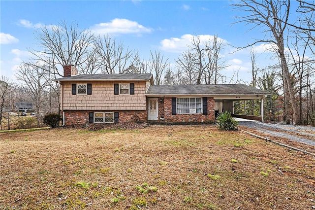 406 E Wellington Lane, Walnut Cove, NC 27052