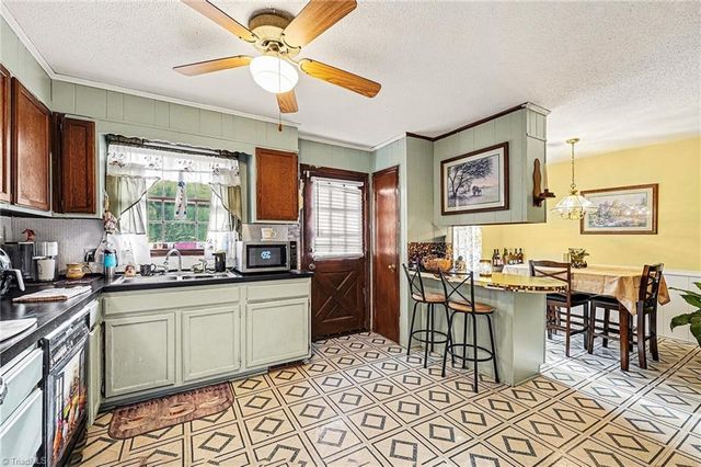 406 E Wellington Lane, Walnut Cove, NC 27052