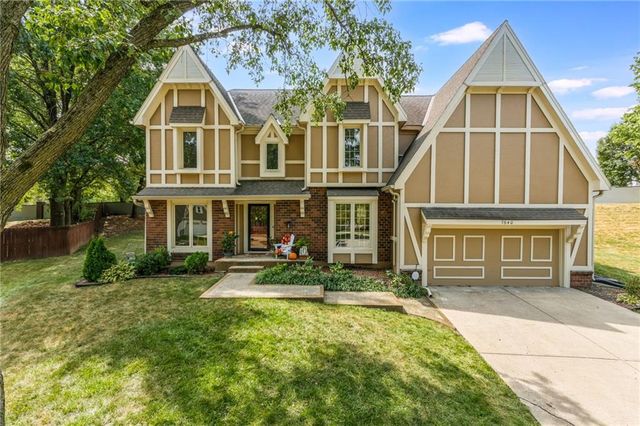 7640 N Lucerne Court, Kansas City, MO 64151