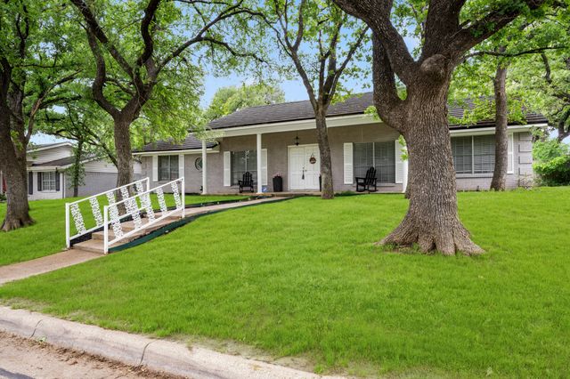 1804 W Cedar Elm Drive, Arlington, TX 76012