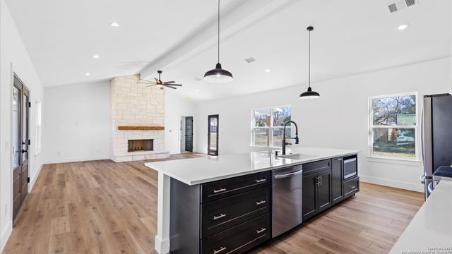 906 10th Street, Blanco, TX 78606