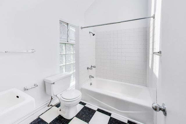 812 W 19th Street 2F, Chicago, IL 60608