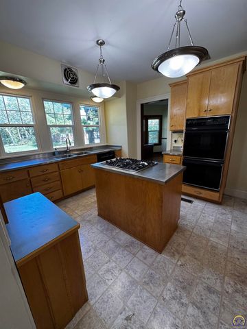 1427 Neosho St, Emporia, KS 66801